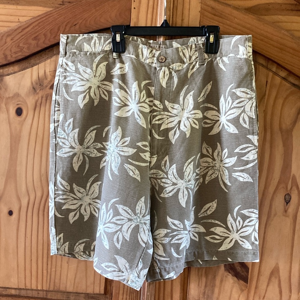 Men’s Natural Issues tan green cream flowers flat front chino shorts size 36